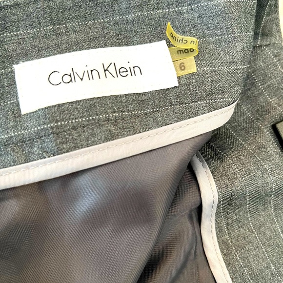 Calvin Klein Size 6 Pencil Skirt, Grey Pin Stripe Perfect Condition - Picture 4 of 5